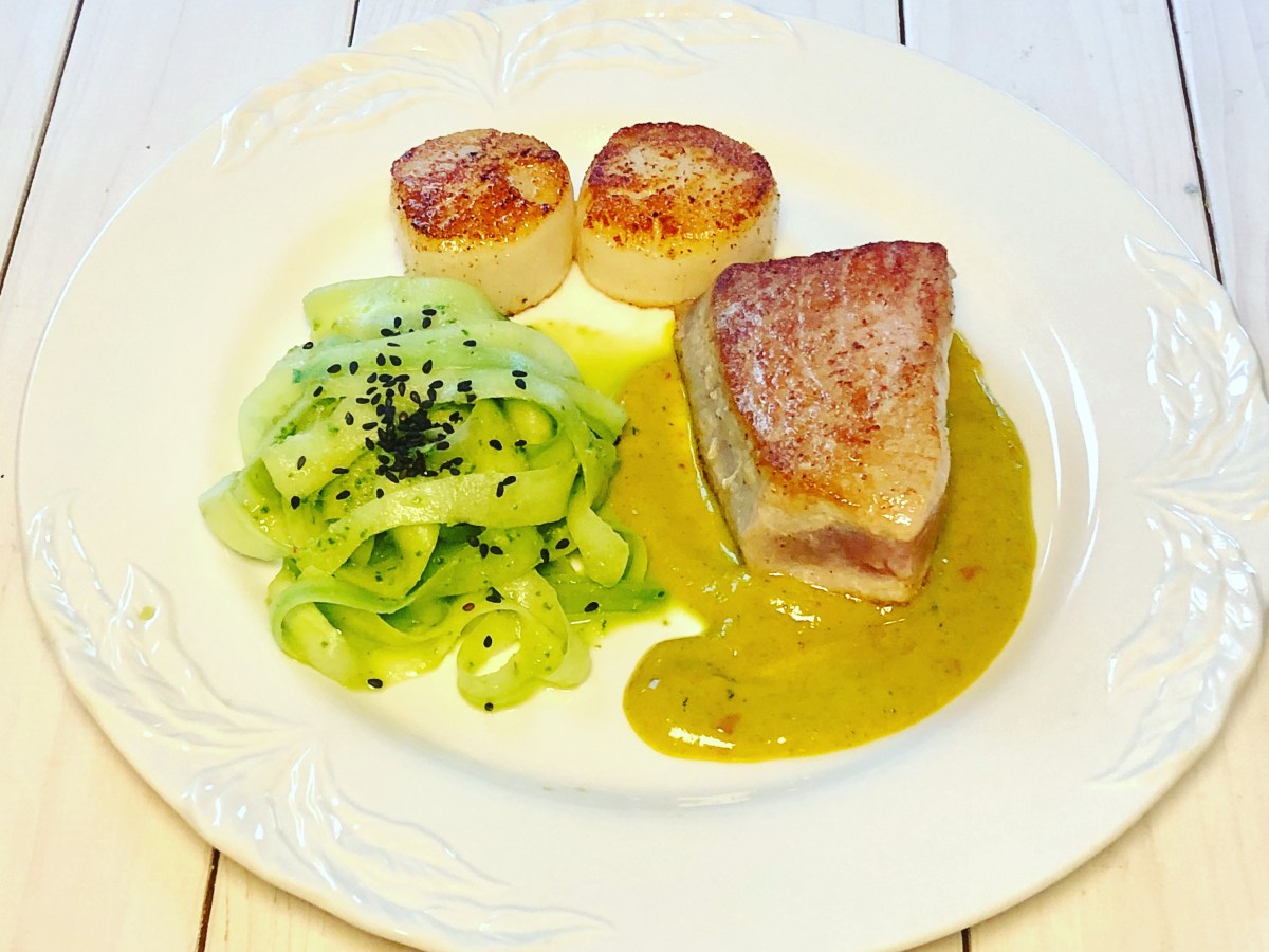 Thunfisch an Mangosauce mit asiatischem Gurkensalat