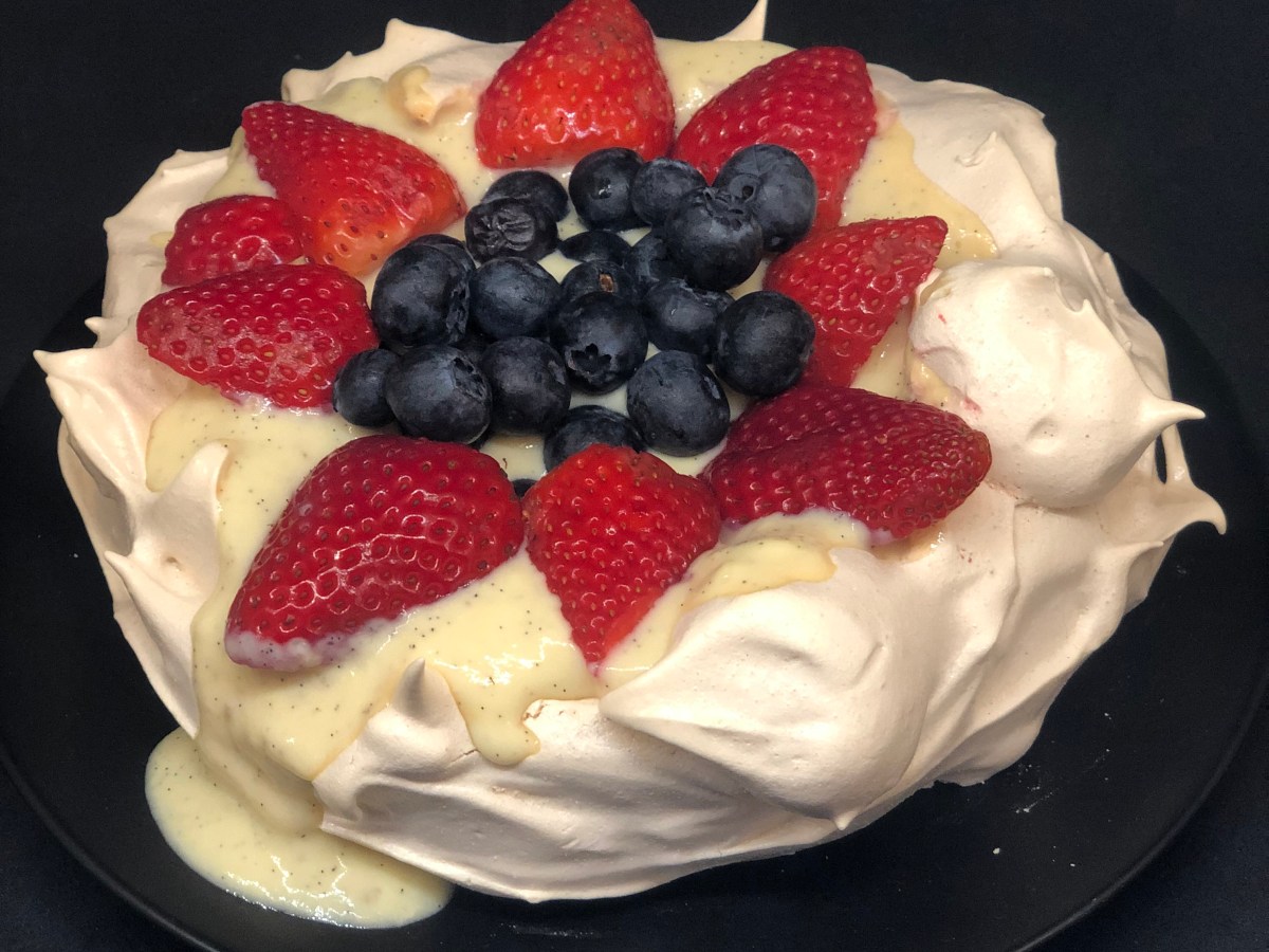 Pavlova mit Beeren und Vanillecrème