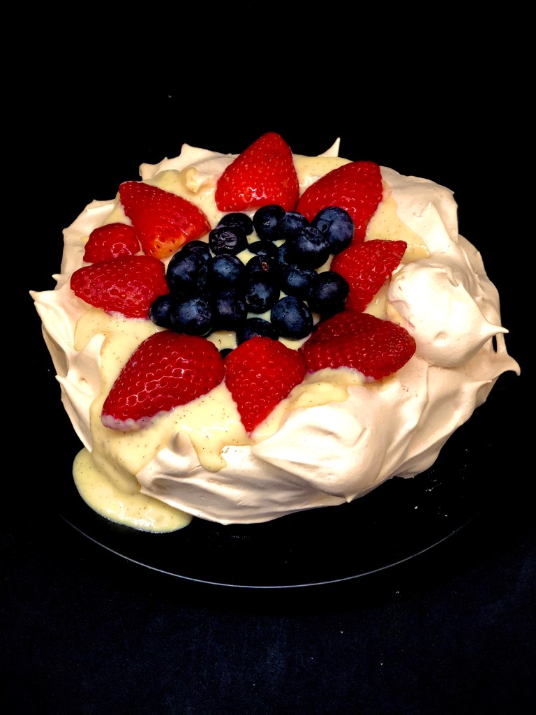 Pavlova mit Beeren und Vanillecréme